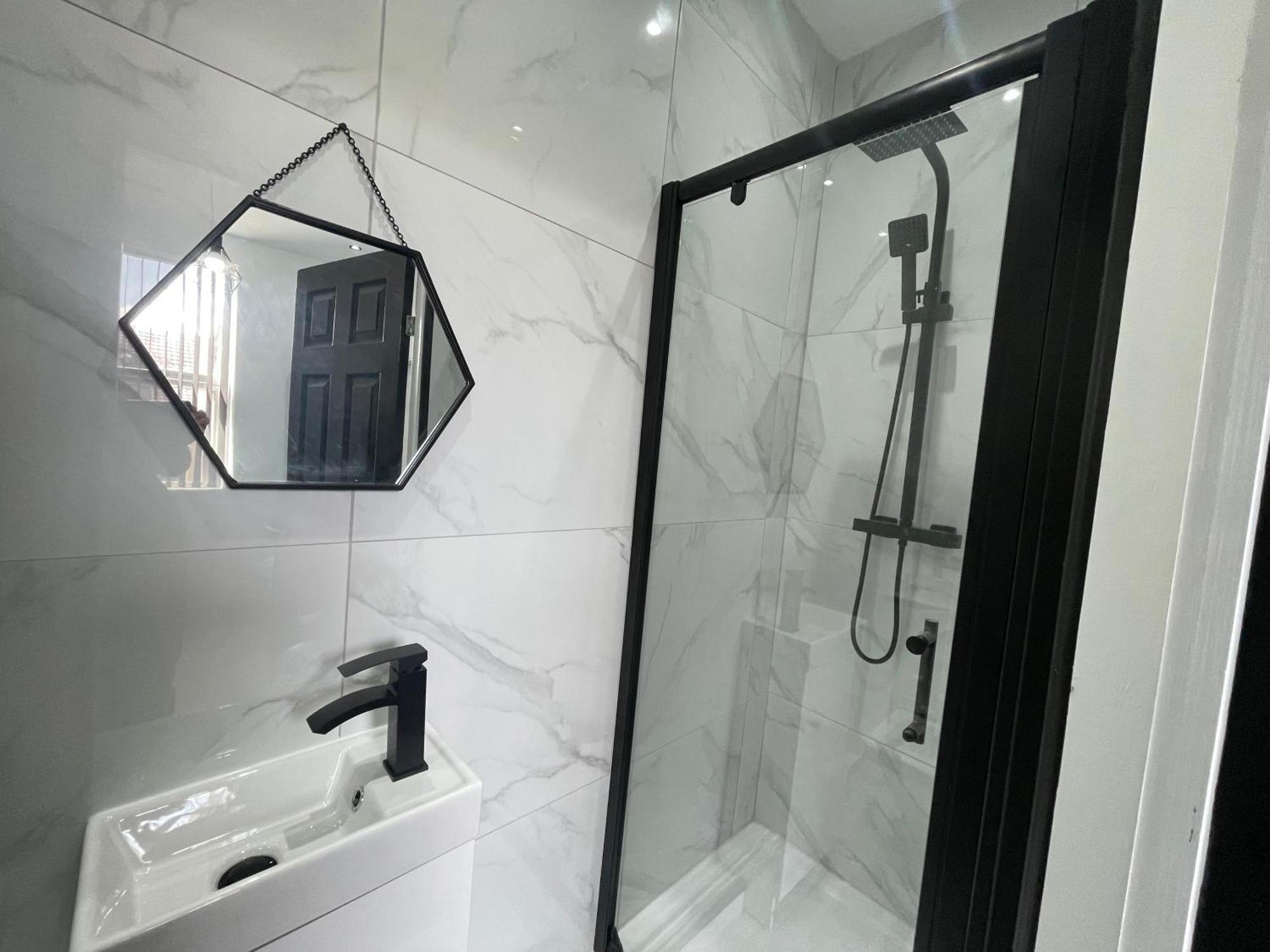 4 Bed 4 Bath House With Free Parking, 5 Mins To Lfc And 15 Mins To City Centre Λίβερπουλ Εξωτερικό φωτογραφία